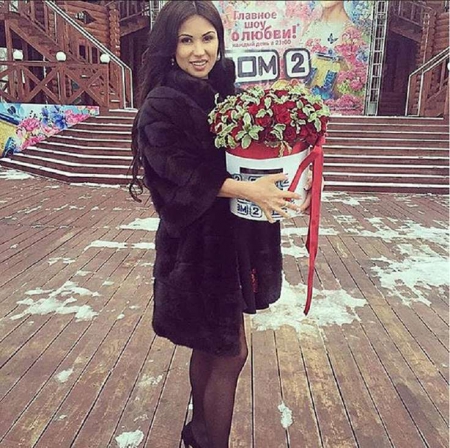 Дом2 новости и слухи сегодня 25 февраля 2016: проект покинули 4 девушки, Романец получила дорогой букет, конфуз в семье Африкантовых