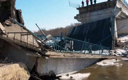 В Приморье водитель грузовика разрушил мост