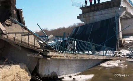 Водитель грузовика разрушил мост в Приморье, фото - мужчина решил сократить свой путь