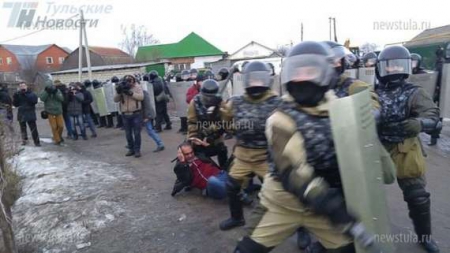 Цыганский бунт в Туле видео: взбунтовавшийся поселок оцеплен бойцами ОМОН, правоохранители намерены действовать «решительно и жестко»