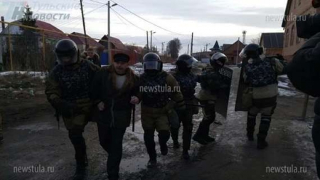 Цыганский бунт в Туле видео: взбунтовавшийся поселок оцеплен бойцами ОМОН, правоохранители намерены действовать «решительно и жестко»