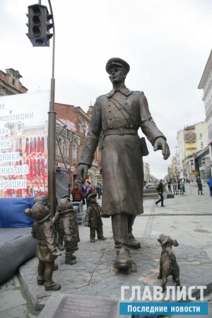 Фото памятника в Самаре Дядя Степа: главный супергерой советской эпохи теперь на самарской улице