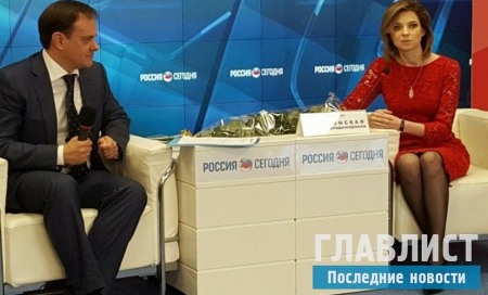 Наталья Поклонская шокировала, придя на пресс-конференцию в коротком вечернем платье (ФОТО, ВИДЕО)