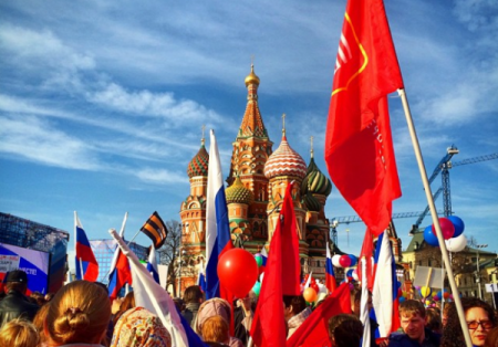 Пьяные москвичи рассказали, сколько им заплатили за участие в митинге в честь годовщины присоединения Крыма