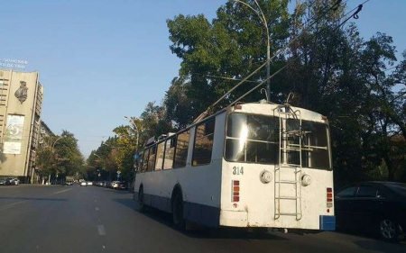 В Москве девушка получила удар током в троллейбусе