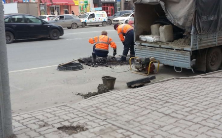 В Москве на МКАД двое рабочих насмерть задохнулись в канализации