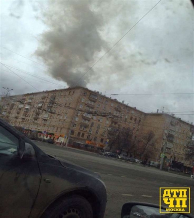 В Москве на пересечении проспектов Ленинского и Ломоносовского горит дом