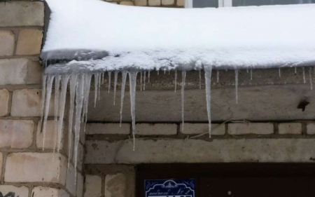 В Оренбурге на детей свалилась ледяная глыба, возбуждено уголовное дело