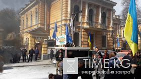 Беспорядки в Киеве 8 апреля: у здания администрации Порошенко начались столкновения (фото, видео) Беспорядки в Киеве 8 апреля: у здания администрации Порошенко начались столкновения (фото, видео)