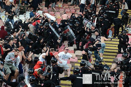 Футбольный матч в Сербии завершился столкновениями фанатов с полицией