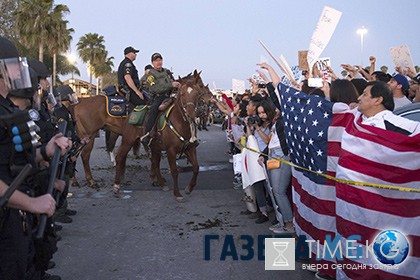 Противники Трампа вступили в драку с его сторонниками