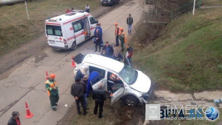 Автомобиль пробил ограждение МКАД и вылетел с эстакады