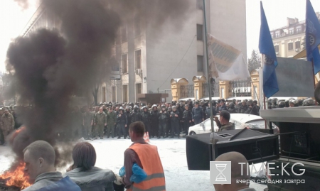Беспорядки в Киеве 8 апреля: у здания администрации Порошенко начались столкновения (фото, видео)