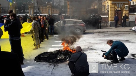 Беспорядки в Киеве 8 апреля: у здания администрации Порошенко начались столкновения (фото, видео)