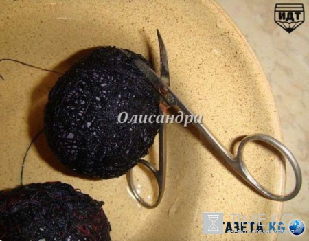 Готовимся к Пасхе: красим пасхальные яйца с помощью ниток
