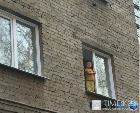 Гуляющий по карнизу 2-летний малыш испугал жителей Новосибирска