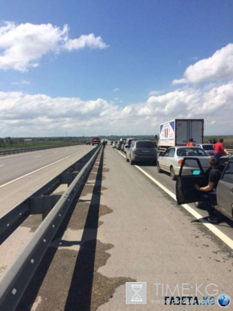 Под Ростовом на трассе во время движения полностью сгорела легковушка
