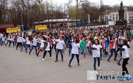 В Брянске прошел флешмоб «Дари добро другим!»