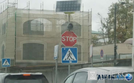 В Казани бывший заключенный сбил двух школьниц на тротуаре, протаранив торговый павильон