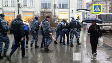 В Москве активистов "СтопХам" скрутили ОМОНовцы (ВИДНО)