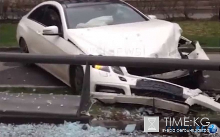 В Москве «Мерс» влетел в остановку, судя по видео, удар был невероятной силы