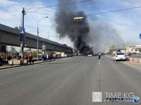 В Москве на Боровском шоссе горит автобус, пользователи соцсетей делятся кадрами