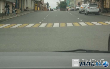 В Москве на пешеходных переходах могут появиться новые знаки «Сними наушники» и «Слезь с велосипеда»