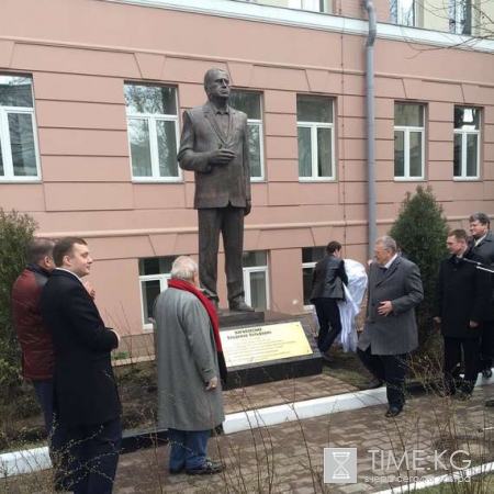 В Москве появился памятник Владимиру Жириновскому
