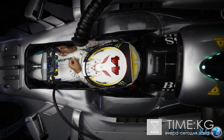 В Сочи туристы сметают с прилавок кепки с автографом Хэмилтона за немалые деньги