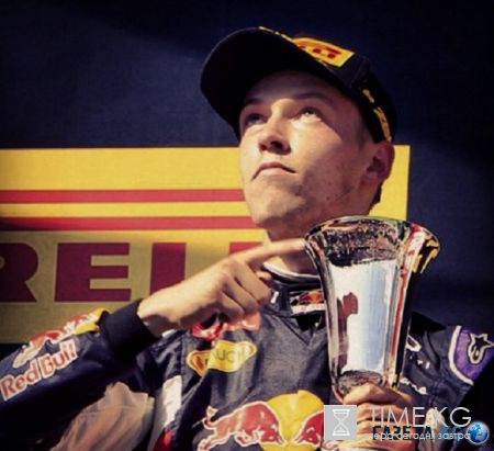 В Сочи туристы сметают с прилавок кепки с автографом Хэмилтона за немалые деньги