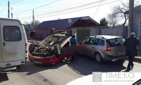 В Воронеже автоледи на иномарке перевернулась, объезжая кошку на дороге