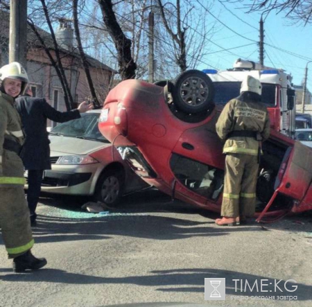 В Воронеже автоледи на иномарке перевернулась, объезжая кошку на дороге