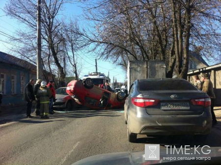 В Воронеже автоледи на иномарке перевернулась, объезжая кошку на дороге