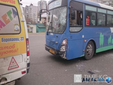 Во Владивостоке столкнулись автобус и маршрутка, пострадали пять человек