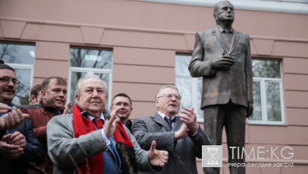 Жириновский открыл памятник самому себе под «Боже, царя храни»
