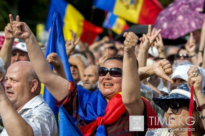 Тысячи участников митинга в Кишиневе окружили здание правительства