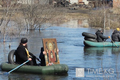 Жители омской деревни устроили крестный ход на лодках против наводнения