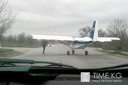 Жители Волгограда сообщили о взлетевшем с проезжей части самолете