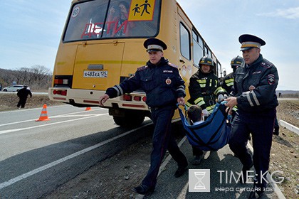 На Ставрополье автомобиль умершего за рулем пенсионера въехал в школьный автобус