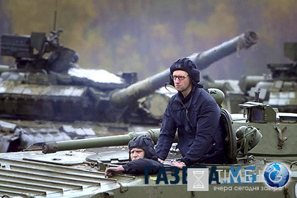 СМИ сообщили о врученном Аваковым Яценюку пулемете «Максим»