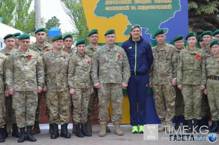Александр Усик посетил зону АТО