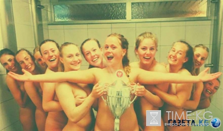 Гандболистки из Дании отметили свою победу шокирующим фото Гандболистки из Дании отметили свою победу шокирующим фото