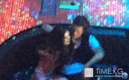 Изменил или перепутал: в сети ведутся жаркие споры об объятиях Орландо Блума и Селены Гомес