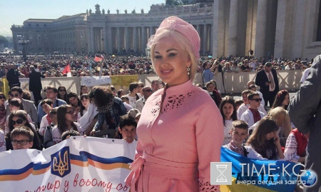 Катя Бужинская подарила Папе Римскому карту мира