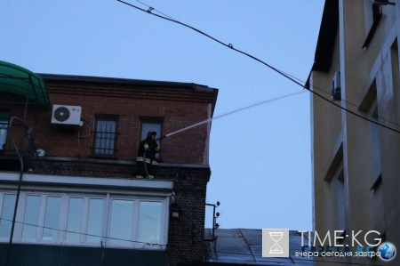 Крупный ночной пожар в центре Владивостока унес жизнь одной женщины