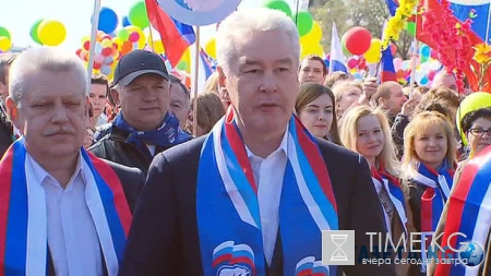 На Первомай 100 тысяч человек прошли по Красной площади