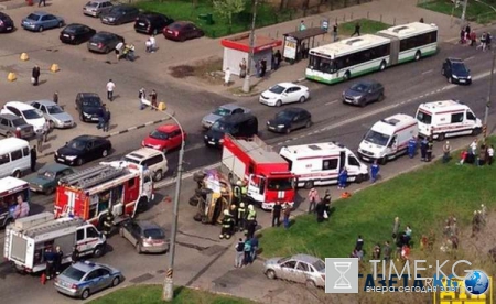 На юге Москвы перевернулась маршрутка