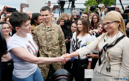 Надежда Савченко, последние новости 26.05.2016: Тимошенко рассказала об оскорбительной встрече с Савченко (ФОТО)