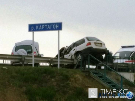 Под Иркутском легковушка заехала на отбойник после ДТП с внедорожником на мосту, есть жертвы
