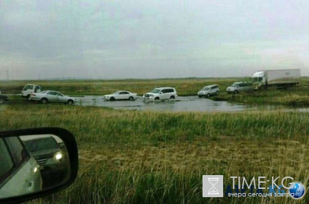 Под Иркутском легковушка заехала на отбойник после ДТП с внедорожником на мосту, есть жертвы